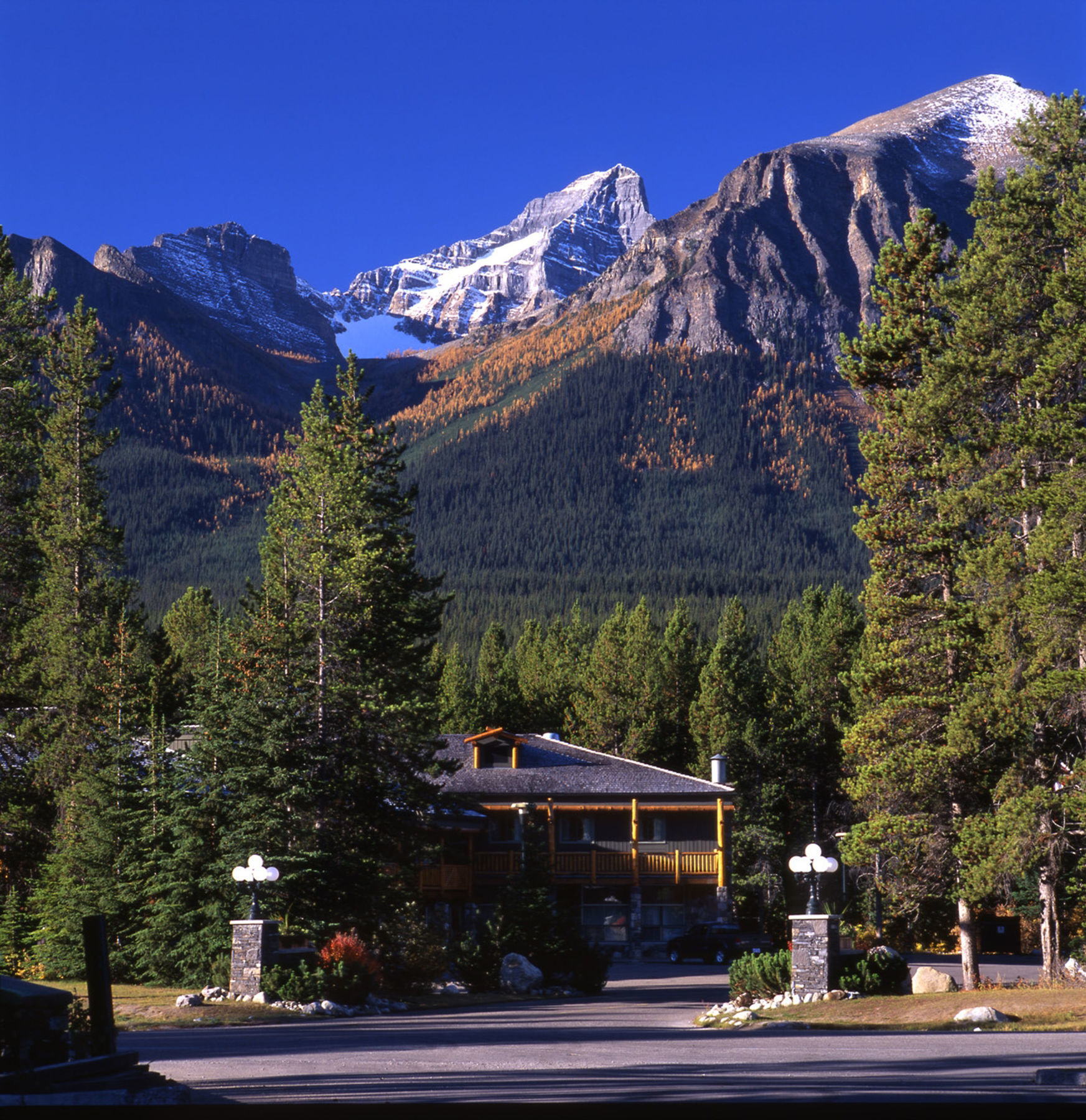 Mountaineer Lodge Лейк-Луиз Экстерьер фото