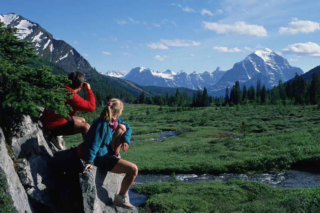 Mountaineer Lodge Лейк-Луиз Экстерьер фото